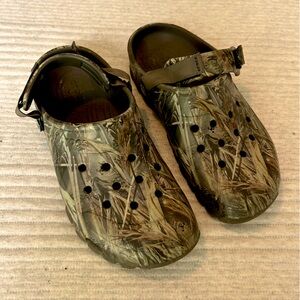 men’s camo crocs size 10